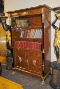 Französisches Reich Nussbaum-Bücherregal-Schrank