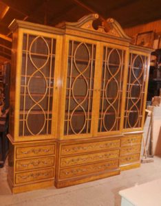 Hepplewhite Satinwood Breakfront Bücherregal Bücherregale Regency Möbel gemalt