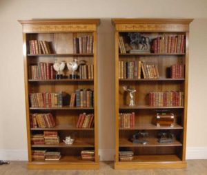 Paar 7 ft Englisch Regency öffnen Sie Sheraton Bücherschränke Satinwood