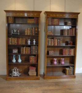 Paar Walnut Regency Sheraton Offene Bücherregale