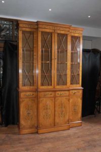 Regent Satinwood Breakfront Bücherregal gemalt Sheraton Antik