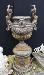 Giant Italian Bronze Garden Urn auf Sockel Klassische Maiden Architektonische
