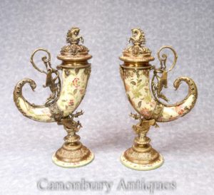 Par de porcelana francesa Cornucopia Vases Urnas Ormolu Cuerno de abundancia