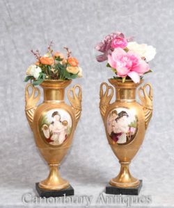 Französische Sevres-Porzellan-Vasen-Schwan behandelt Mädchen