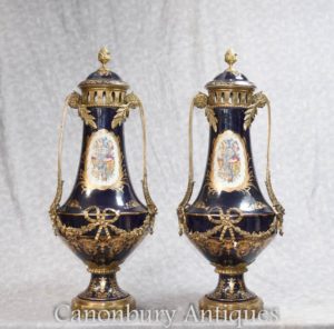 Paar Französisch Sevres Klassische Porzellan Vasen Floral Urnen