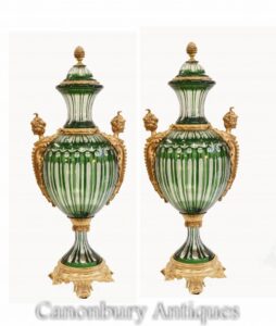 Paar französische grüne Glasvasen - Empire Ormolu Urns