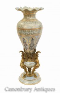 Französische Jugendstil-Porzellanvase - geflügelte Karyatide
